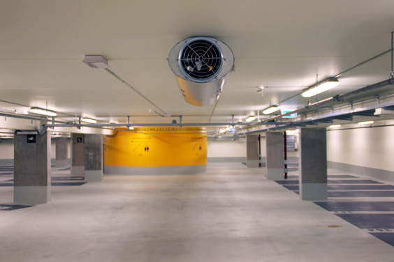 Gelbe und weiße Parkgarage mit Deckenventilator, die eine moderne und luftige Atmosphäre schafft